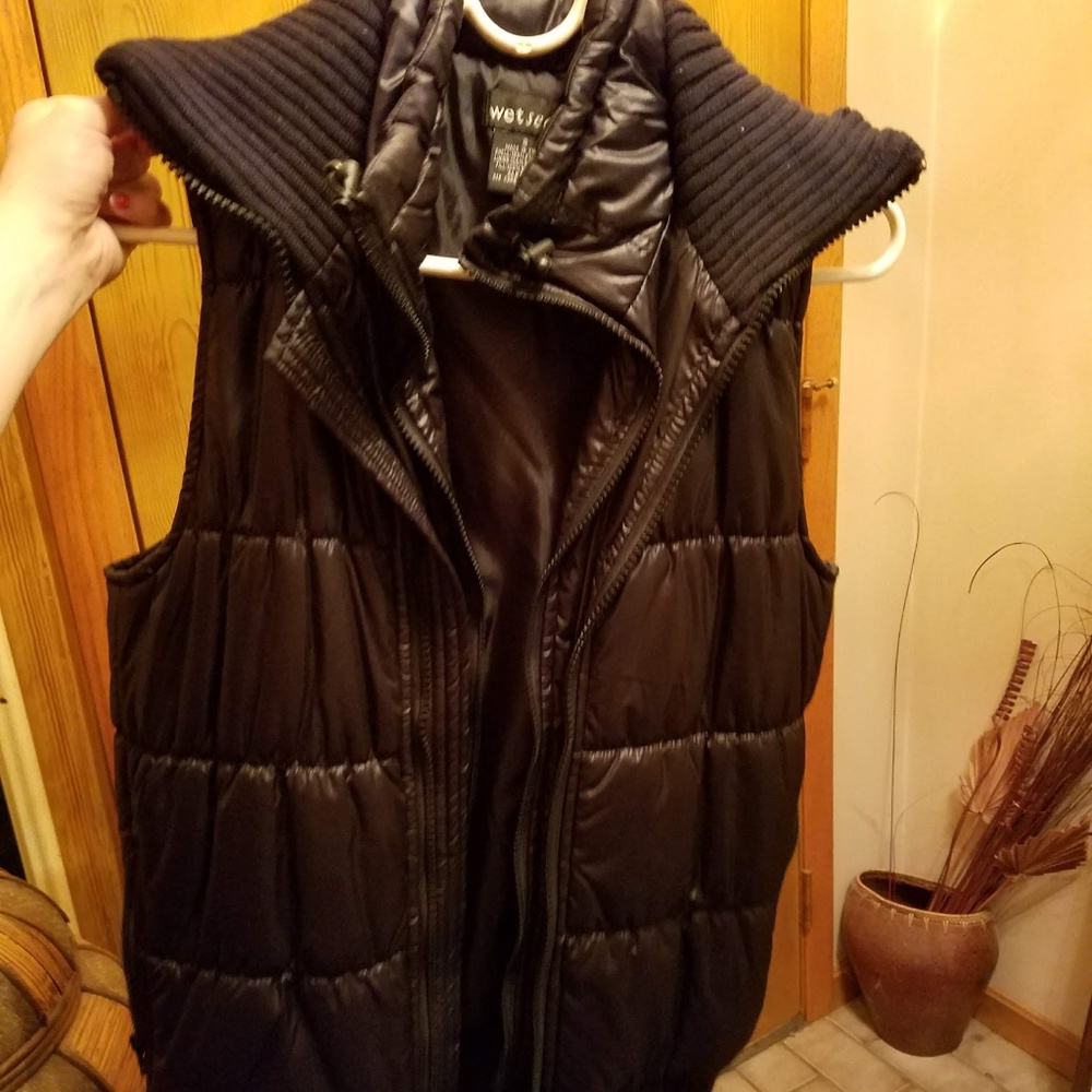 Wet Seal Black Puffer Vest. Size small.